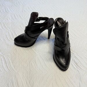 Charles David Women’s Black Leather Strappy Stiletto Clogs. Size 8.5